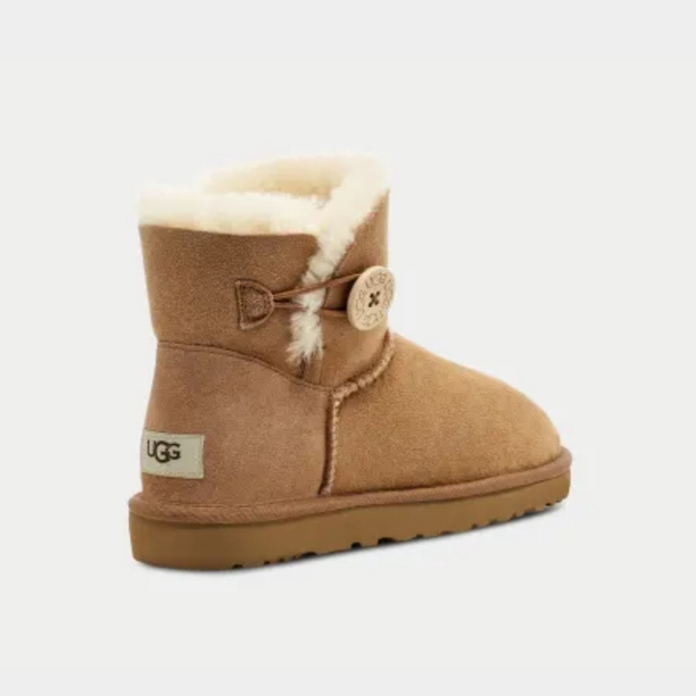 UGG mini bailey button chestnut/ tan, size 8 or 9, new in box - Picture 11 of 13